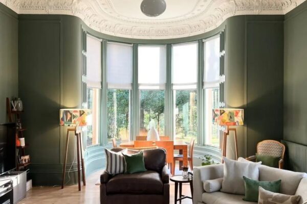 How to decorate walls around a bay window