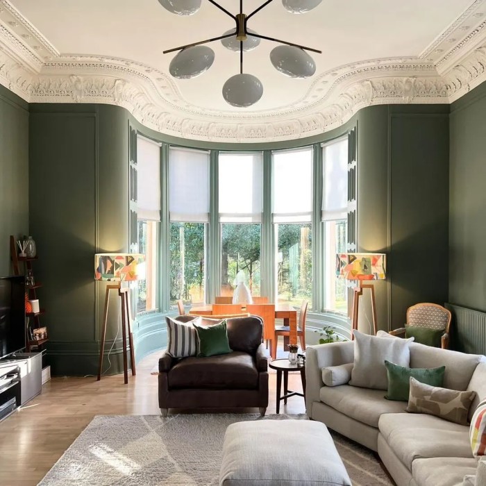 How to decorate walls around a bay window